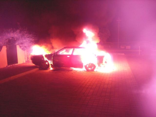 L'auto preda delle fiamme