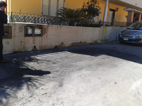 Via Amendola, l'asfalto annerito dalla Fiat 500 EL, una delle due auto della famiglia Bova