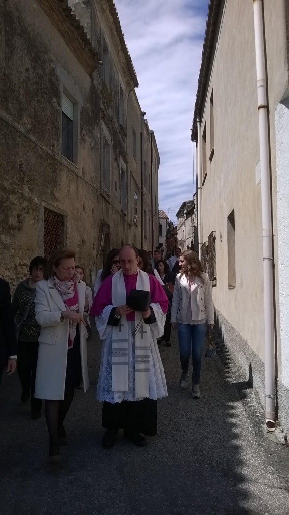 Il sindaco di Stalettì Concetta Stanizzi (a sx) e don Roberto Corapi