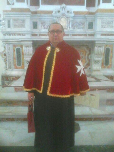 Devito con addosso la "mozzetta "rossa dei cavalieri di Malta ad honorem