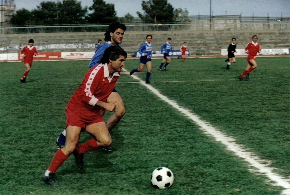 Pasquale Maida, in tenuta   rossa, durante una delle sue tante partite