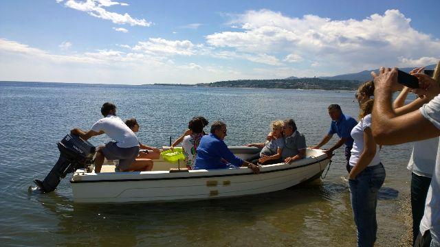 La famiglia Panucci sulla barca con le ceneri di Giuliana