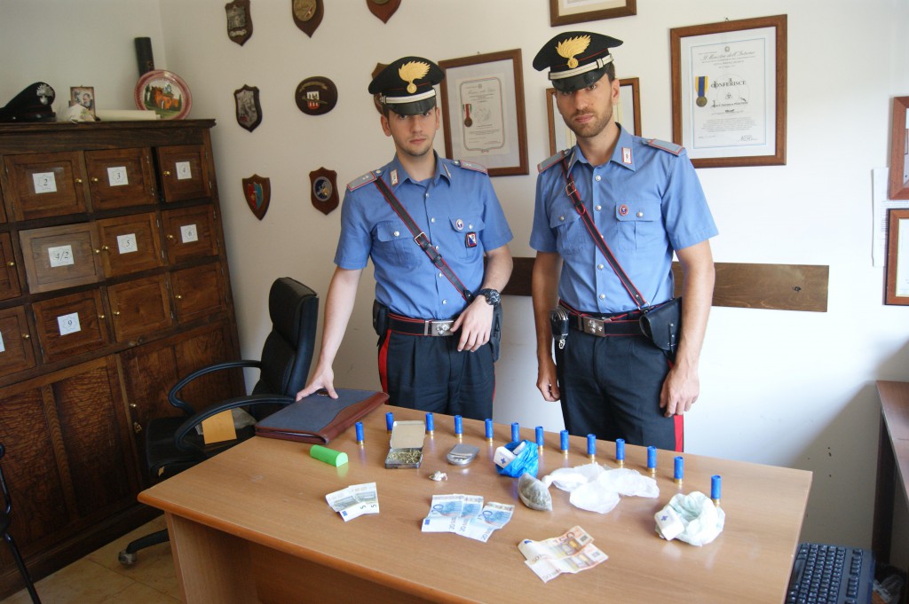 I carabinieri con la merce sottoposta a sequestro