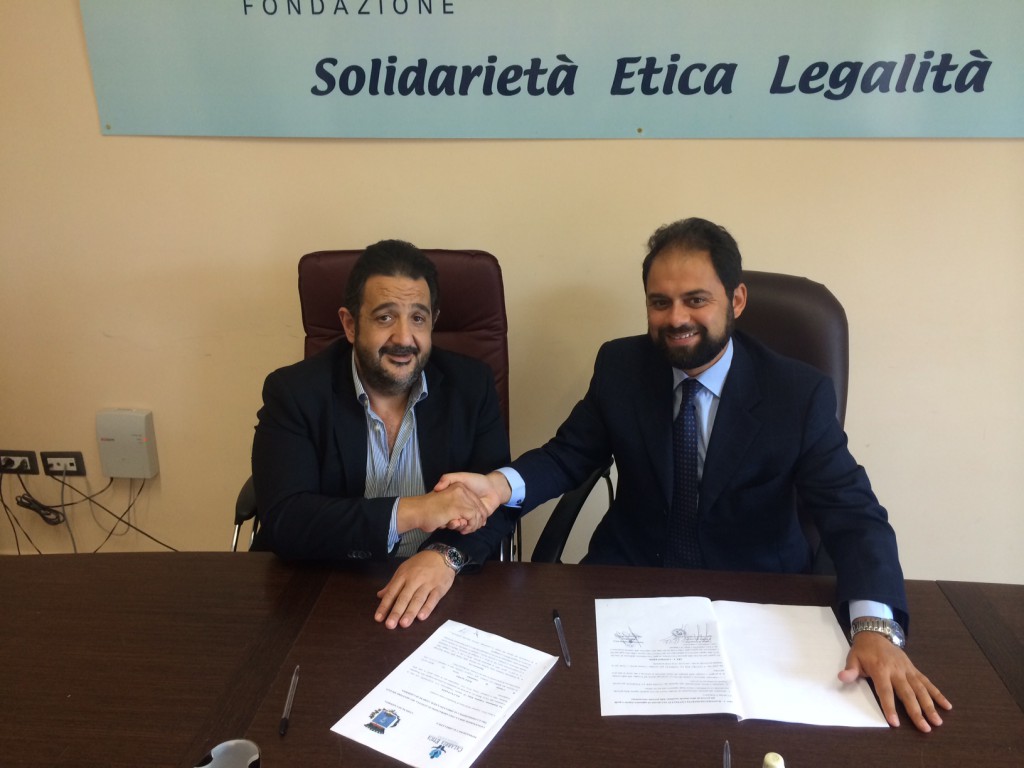 Ruberto e Gallello al momento della firma