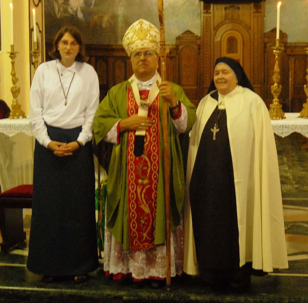 Clara con monsignor Bertolone e la madre superiora