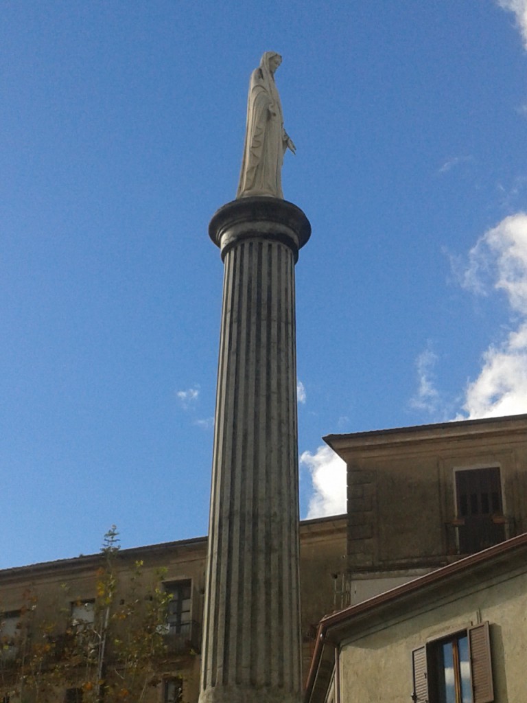 Piazza Duomo: il colonnato con in cima la statua dell'Immacolata 