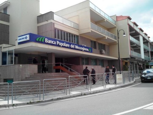 L'esterno della banca presa di mira