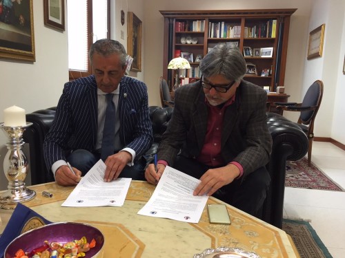 Manno e Carnuccio al momento della firma