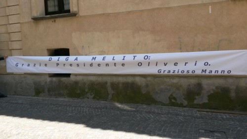 striscione grazie oliverio