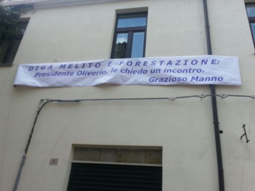 "Nuova comunicazione": lo striscione fatto esporre da Manno sulla facciata del consorzio