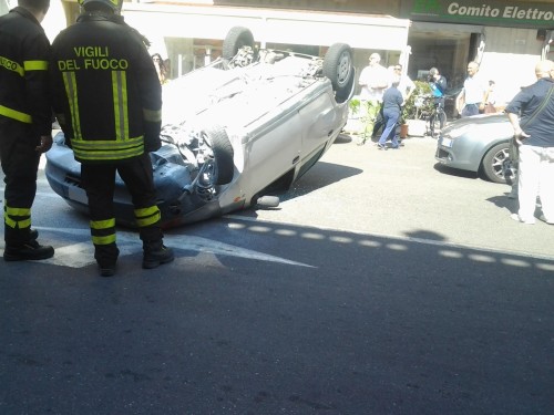 Un'altra immagine dell'auto al termine della carambola